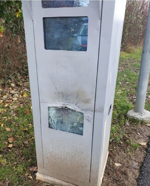 Die in Hard durch einen Böller beschädigte Radarbox. Polizei