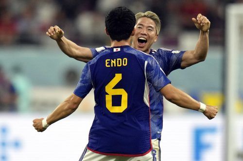 Die Japaner Ritsu Doan (im Hintergrund) und Wataru Endo feiern den Triumph. ap