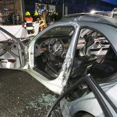 Mit Auto frontal gegen Einkaufswagenbox