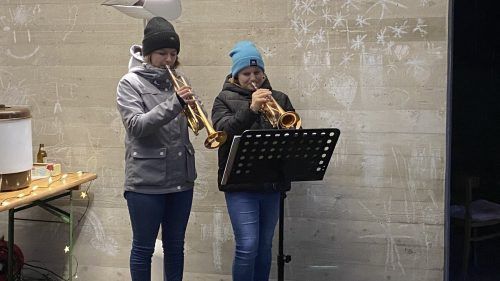 Die Jungmusikantinnen Andrea und Anna bezauberten mit weihnachtlichen Melodien. 