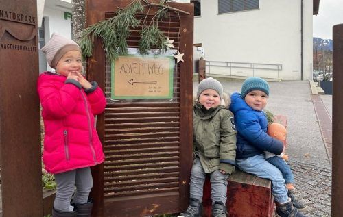 Die Kinder haben ihre Freude mit dem Langenegger Adventweg.  ME