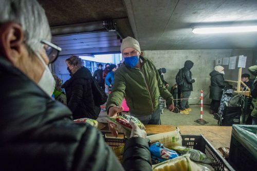 Die Menschen sind froh, dass sie bei Tischlein deck dich gute Lebensmittel erhalten. Im Ausgaberaum ist viel los.