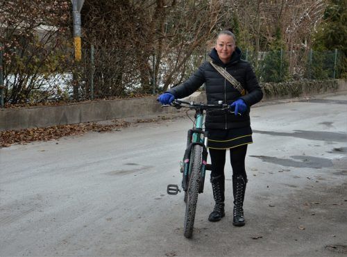 Die Mutter von drei Kindern ist immer mit dem Rad unterwegs, auch im Winter.  HRJ