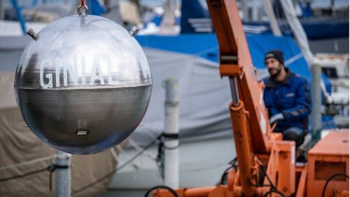 Die Romanshorner Manufaktur „Ginial“ ließ die Edelstahlkugel im Bodensee versenken.  fishgroup/strohmeier