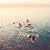 Schwerelos schweben im Toten Meer