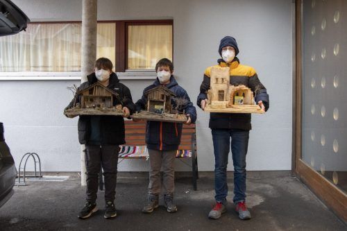 Die Schüler Matteo, Elias und Norbert präsentieren stolz ihre selbst gemachten Krippen. JLO