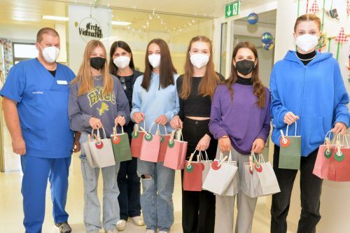 Die Schülerinnen der HLS wollen jungen Patienten im Stadtspital ein Freude machen. HLS