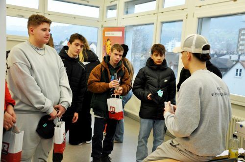Die Schülerinnen und Schüler informierten sich auf der Lehrbetriebsmesse bei den Auszubildenden der jeweiligen Betriebe. lcf (2)