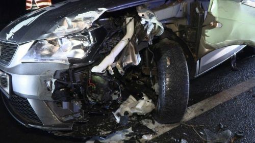 Die Unfall-Pkw wurden durch den Zusammenstoß stark beschädigt.  M. Shourot