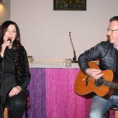Musikerduo sorgt für Weihnachtsstimmung