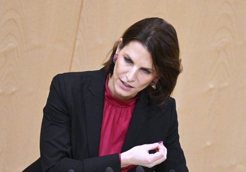 Edtstadler bekräftigte im Nationalrat ihre Bemühungen um die Infofreiheit. APA