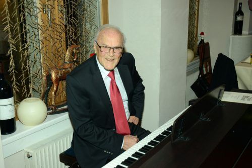 Ehrenobmann der Oberösterreicher und Pianist des Abends Ernst Rahofer.