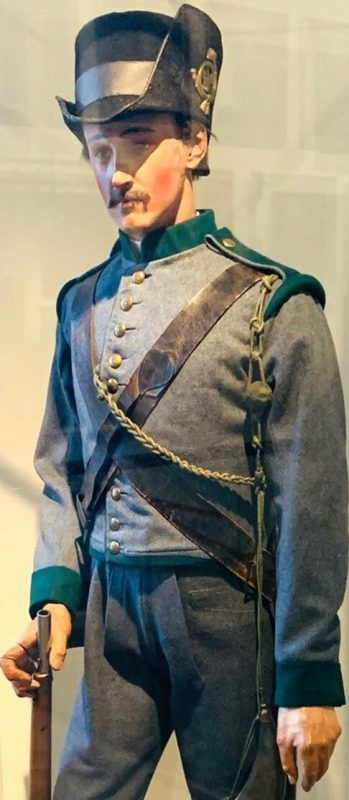 Ein Foto von Wolf Bikart ist nicht überliefert. Dieses Modell zeigt eine Uniform des Tiroler Jägerregiments Kaiser Franz I., wie sie auch Bikart getragen hat. Kaiserjägermuseum Innsbruck, Eigentümer: Stiftung Bergisel