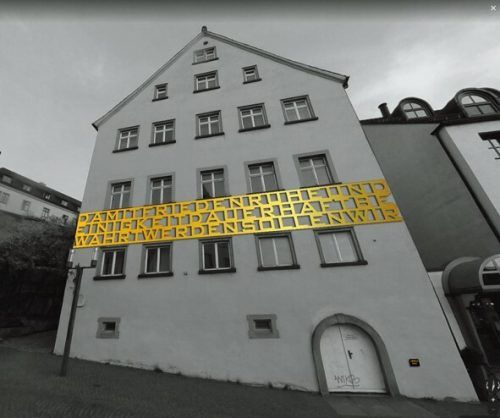 Ein golden beschichteter Aluminium-Schriftzug mit Zeilen aus dem Weingartener Vertrag von 1525. Marbod Fritsch