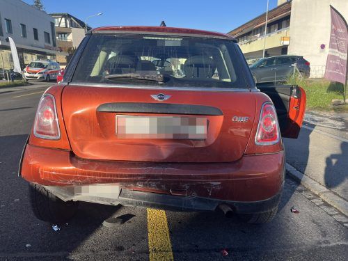 Ein nachfolgender Pkw prallte gegen das Fahrzeugheck.  kapo
