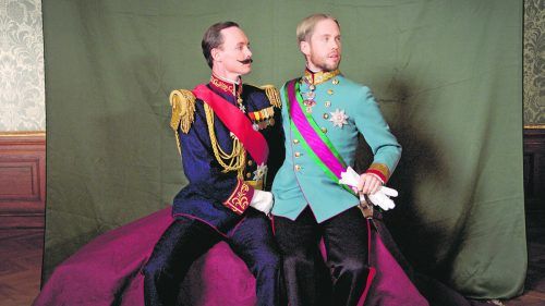 Ein opulentes Dokudrama über zwei gleichaltrige Erben europäischer Kaiserhäuser.  epo film
