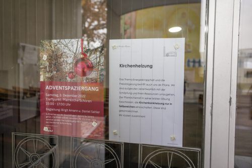 Ein Schild am Eingang weist darauf hin, dass die Kirchenbankheizung nur noch in Teilbereichen eingeschaltet wird.