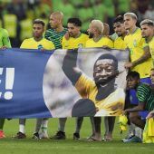 Brasilien zaubert und tanzt für Pelé