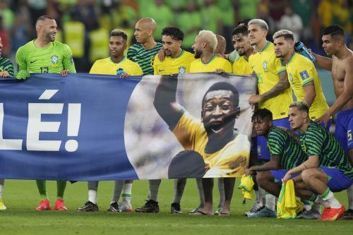 Ein Sieg für Brasiliens Fußballlegende Pelé, den die Spieler grüßten. ap