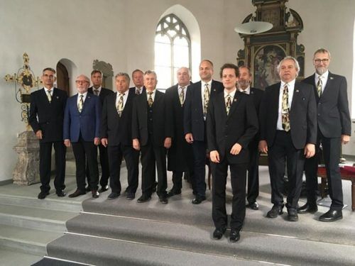 Ein Teil der Sänger der Feldkircher Liedertafel mit Chorleiter Andre Sesgör. Feldkircher Liedertafel