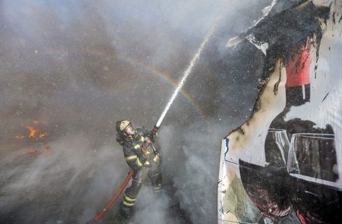 Ein ukrainischer Feuerwehrmann löschte am Montag ein Gebäude in Donezk, das von Granaten getroffen wurden. Reuters