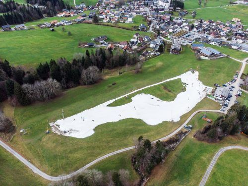 Ein weißer Fleck auf grüner Wiese: Die Beschneiung macht Skifahren am Brüggelekopf derzeit möglich. VN/Steurer