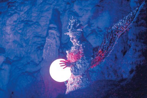 Eine als Engel verkleidete Schauspielerin spielt in einer Live-Krippe in der Postojna-Höhle in Postojna, Slowenien, mit. AFP
