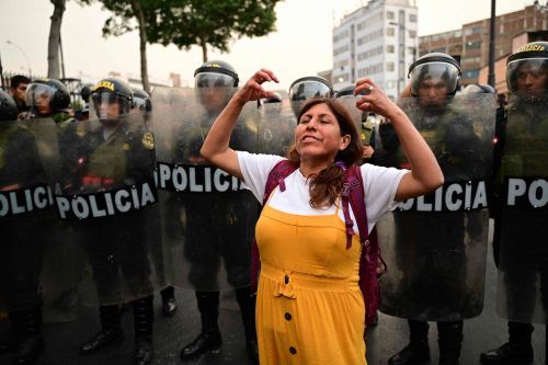Eine Anhängerin des ehemaligen Präsidenten Pedro Castillo protestiert für die Schließung des Kongresses und die Freilassung von Castillo in Lima. AFP
