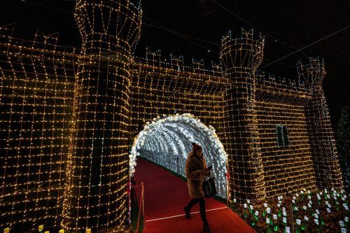 Eine Besucherin läuft bei der Kunstinstallation Christmas Lights am Ufer des Lago Maggiore durch eine leuchtende Choreografie und handgefertigte Skulpturen aus über einer halben Million Lichter. AFP
