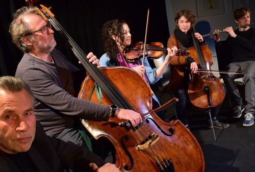 Eine fantastische Erzählung von Fjodor M. Dostojewski mit musikalischer Begleitung gibt es im Theater Kosmos zu erleben. Theater Komsos