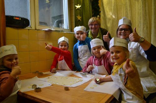 Es wurden eifrig Kekse ausgestochen. Heidi Fuchs, ihre Schwester Eva und Neffe Maximilian boten dabei Unterstützung. BI