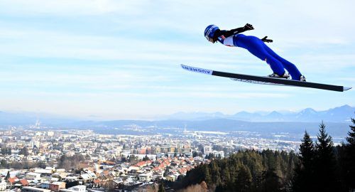 Eva Pinkelnig feierte in Villach ihren bereits fünften Weltcupsieg im Skispringen, aber es war der erste Sieg in Österreich. apa (2)