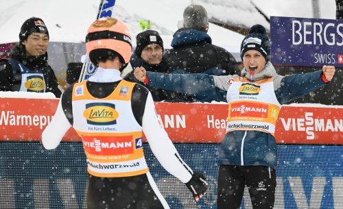 Eva Pinkelnig (r.) jubelte mit Stefan Kraft über den Sieg im Mixed. APA