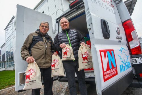 Fahrer Luis Kegele und „Ma hilft“-Vizeobmann Klaus Hämmerle (v. l.) verstauen die deliziöse Ware im Klein-Lkw.  VN/Steurer