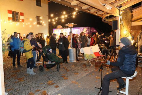 Falco Luneau sorgte für die musikalische Umrahmung der abendlichen Adventparty im Schlosshof. AME