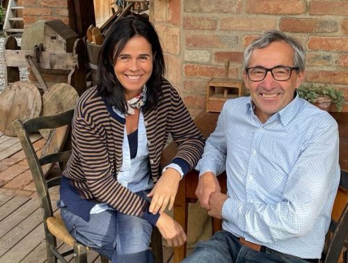 „Farbe trifft Form“: Maria Gabriel als Malerin und Arnold Schmid als Bildhauer verbindet seit Jahren die Liebe zum künstlerischen Schaffen. Veranstalter