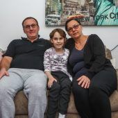 Therapie in Singapur: Für Maria gibt es nach einem Rückfall neue Hoffnung. »A6