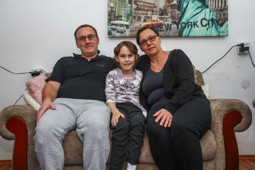 Maria Schreierer mit ihren Eltern Roland und Vesna kurz vor der Abreise nach Singapur. VN/Steurer
