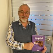 Franz Schütte präsentiert sein Milka-Buch