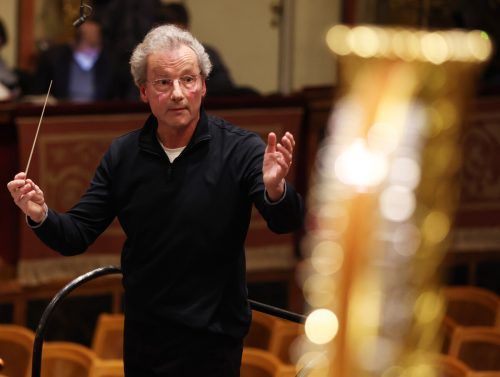 Franz Welser-Möst steht beim Neujahrskonzert am Pult.  apa