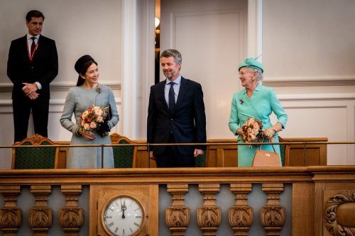 Für den dänischen Thronfolger Kronprinz Frederik und seine Frau Kronprinzessin Mary geht es in diesem Jahr über die Feiertage nach Down Under: Erstmals seit fünf Jahren reist das Kronprinzenpaar mitsamt den vier Kindern Prinz Christian, Prinzessin Isabella, Prinz Vincent und Prinzessin Josephine nach Australien, der Heimat von Mary. Königin Margrethe II., Frederiks Mutter, bleibt ihrer Weihnachtstradition treu und verbringt die Festtage auf Schloss Marselisborg in Aarhus. Den Heiligen Abend zelebriert sie gemeinsam mit ihrer Schwester Prinzessin Benedikte und Freunden gleich in der Nähe auf der Halbinsel Djursland. Zu Silvester ist Margrethe dann zurück in Kopenhagen, um ihre Neujahrsansprache zu verlesen.