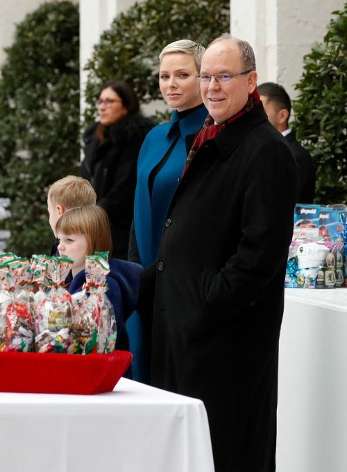 Anlässlich des 100. Geburtstages des 2005 verstorbenen Fürsten Rainier III. soll Fürstin Charlène bei den Planungen zum Fest im Mai nicht berücksichtigt worden sein. Böswilliges oder rücksichtsvolles Verhalten rätseln die Medien. Ich möchte auf rücksichtsvolles Verhalten tippen, da Charlène noch immer nicht völlig genesen zu sein scheint.