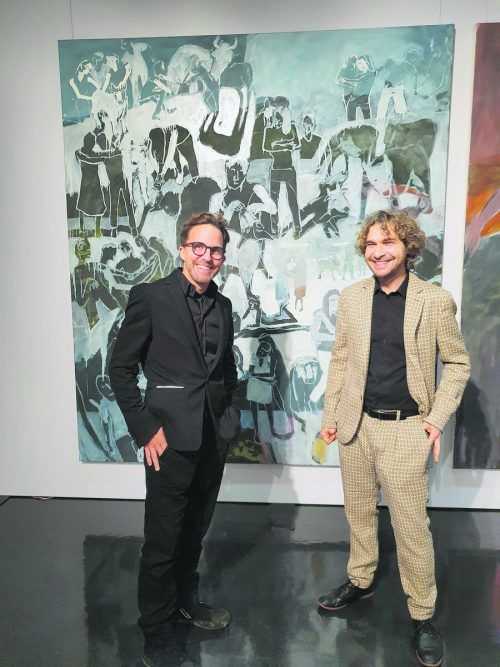 Galerist Frederik Bäumler (li.) und Lorenz Helfer (re.) vor der neuesten Arbeit. THS