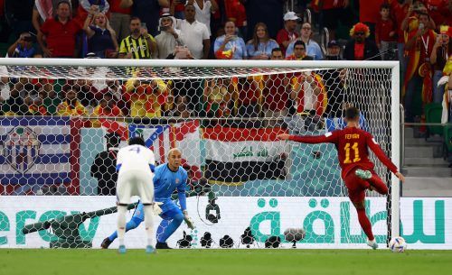 Gegen Costa Rica traf Ferran Torres (r.) sicher vom Elfmeterpunkt. Reuters