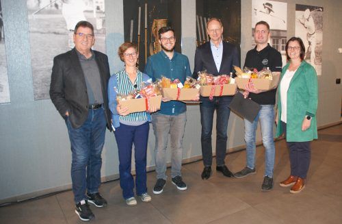 Gemeinderat Helmut Jenny, Marie Stempfel (Vogelfreiraum), Johannes Herburger (Mesnerstüble), Anselm Hartmann (Basilikakonzerte), Michael Mathis (Altes Kino) und Bürgermeisterin Katharina Wöß-Krall. Marktgemeinde