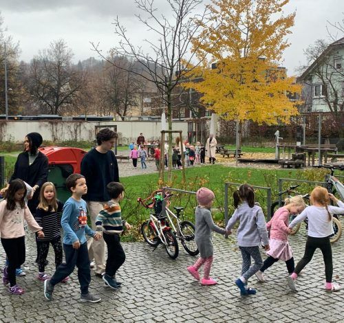 Geordnet Hand in Hand gehen die Kinder des Kindergartens Markt nach draußen. So sollen sie es auch im Ernstfall machen. Stadt