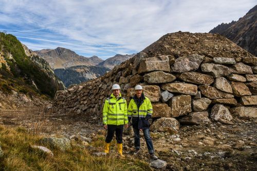 Gerd Wegeler (im Bild mit Bauleiter Herbert Schnetzer, l.) hat das Projekt Obervermunt II geleitet und verantwortet. VN/Lerch