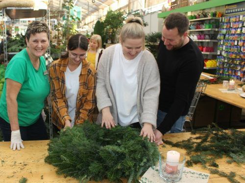 Geschafft – der selbstgebundene Adventkranz ist gleich noch schöner.