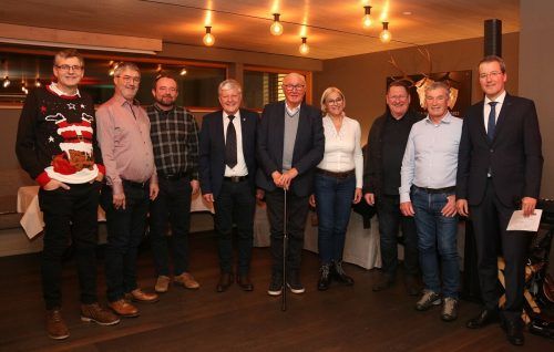GF Rainer Hartmann (r.) bedankte sich bei den Mitarbeitern für ihre Treue. e-werke