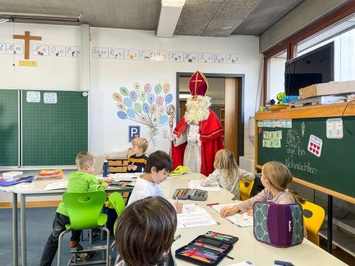 Große Freude hatten die Kinder der Volksschule Rotkreuz beim Besuch des Nikolaus am 6. Dezember. bvs (4)